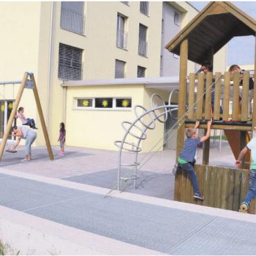 Zwei Fliegen auf einen Schlag - Die Gemeinde will den Kindergarten in der Überbauung Wohlermatte aufgeben und dafür einen neuen Doppelkindergarten hinter dem Schulhaus bauen. Bild: Archiv