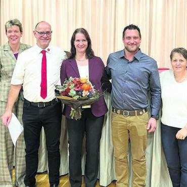 Im Eiltempo durch die Versammlung - Der Stiftungsrat: v. l. Roger Meyer, Sara Häfliger, Roger Buchacek (Präsident), Alexandra Meyer-Bruch (Rücktritt), Stefan Meyer, Corinne Weibel und Roger Meyer. Bild: Walter Minder