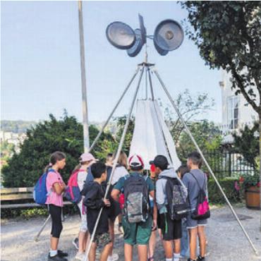 Das Licht in der Stadtkirche - Was ist denn das jetzt hier? Gwundrige Schulkinder vor der «Wetterstation».