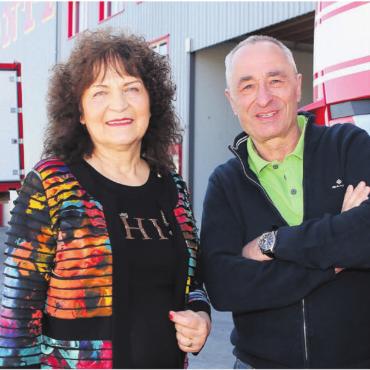 Unerwartet und sehr persönlich - Autorin Christina Boss mit Zirkusdirektor Johannes Muntwyler auf dem Zirkusareal des Circus Monti in Wohlen. Bild: pd