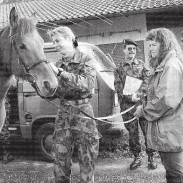 Bald nur noch ein Stück Armeegeschichte - Die kritische Prüfung von Veterinäroffizier Margrit Rühli gilt es zu bestehen, Bild: Archiv