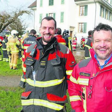 Korps im Übungseinsatz - Kurs-Kommandant Reto Kaufmann (rechts) und sein Stellvertreter Tobias Meier sind zufrieden mit der Übung. Bild: zg