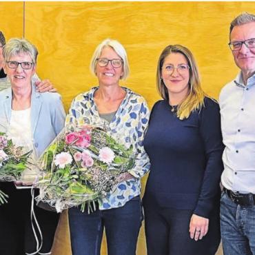 Auch die Finanzen stimmen - Der gesamte Vorstand verabschieden die beiden bisherigen Mitglieder Doris Koch (links) und Corinna Ganzoni Stettler mit einem tollen Blumenstrauss. Bild: Walter Minder