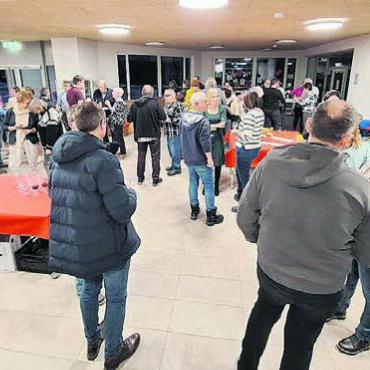 Neuer Ort hat sich bewährt - Die Fahrwanger und Fahrwangerinnen stiessen gemeinsam aufs neue Jahr an. Bild: gk