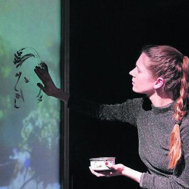 Die Liebe in meinem Leben - Vier Frauen über achtzig erzählen in einer intimen Audiocollage über ihre Liebe zu Frauen. Anja Sidler zeichnet dazu live auf der Bühne. Bild: zg