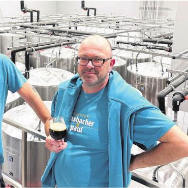 Zwei wie Hopfen und Malz - Hansruedi Schädeli (links) und Otto Sorg in ihrer Brauerei in Villmergen. Sie sind happy, wie sich die letzten 25 Jahre entwickelt haben. Aber ich möchte es nicht nochmals tun, sagt Schädeli. Bilder: Stefan Sprenger / zg