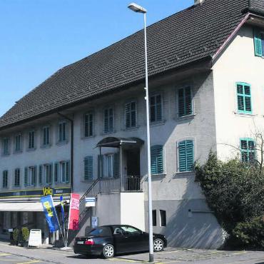 «Das ist kein Versäumnis» - Abbruch, Integration ins Neubau-Projekt oder nachträglich unter Schutz stellen? Das Lüthi-Tschiemer-Haus an der Friedhofstrasse ist in den allgemeinen Fokus geraten, nun auch von der Politik. Bild: Daniel Marti