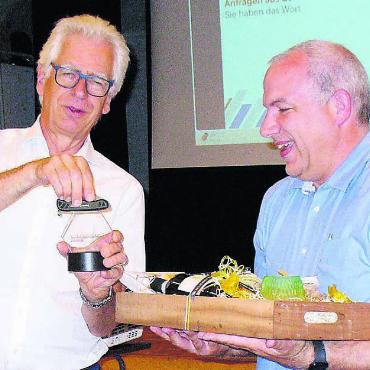 Gut gerüstet für den Ernstfall - Präsident Raymond Tellenbach (links) ehrte den aus dem Vorstand zurücktretenden Thomas Heimgartner. Bild: aha