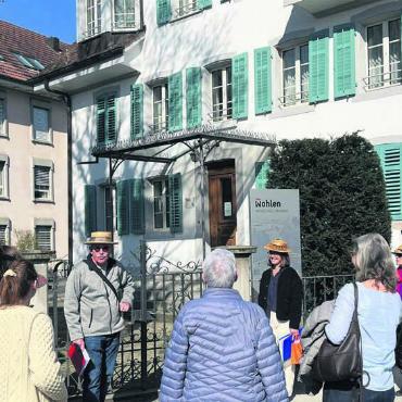 Einblicke ins vielfältige Chly Paris - Interessante und spannende Führung: Aufmerksame Zuhörerinnen und Zuhörer beim Halt an der Steingasse 1. Bilder: Walter Minder