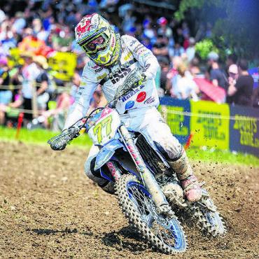 Stars, Stunts und Stimmung - Der Star fährt mit: Die Nummer 77, Dominique Aegerter, gibt auf dem Motocross Vollgas.