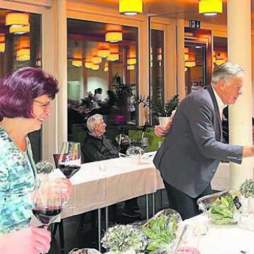 Engagierte Lebenserfahrung - Anstossen auf gute Gesundheit (v. l.): Vizeammann Thomas Burkard, stv. Geschäftsleiterin Regina Grüninger und Geschäftsleiter Marcel Lanz.