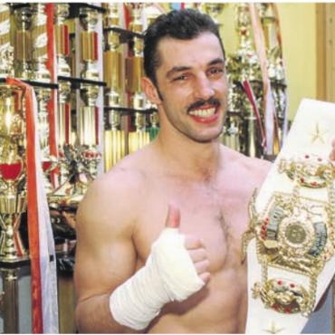Legenden sterben nie - Andy Hug im Mai 1996 mit zahlreichen seiner Pokale. Bild: Freshfocus