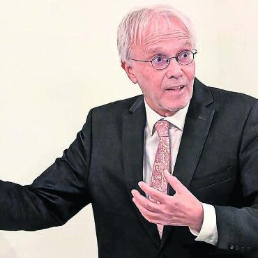 Spielregeln beim Menschsein - Andreas Zünd erklärte in Bremgarten seine Tätigkeiten, Überzeugungen und Standpunkte gestenreich mit viel Leidenschaft. Bild: Marco Huwyler