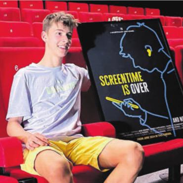 «Legt das Handy weg!» - Der 15-jährige Lenn Kennel durfte seinen Film im Kino in Sins zeigen – und erntete tolles Feedback. Bild: zg