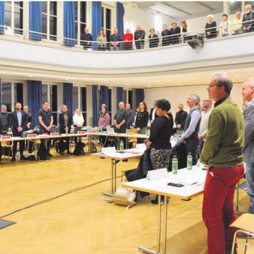 Grosses Zeichen des Vertrauens - Alle 40 Mitglieder des Einwohnerrates sind vereidigt: Nun kann die politische Arbeit losgehen. Bild: Annemarie Keusch