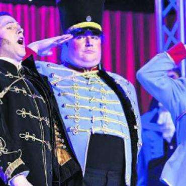 Zirkuszauber zwischen Arien - Nicht nur jeder Ton, sondern auch jede Pose sitzt. Solisten und die Mitglieder der Operettenbühne harmonieren wunderbar.