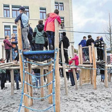 Flugzeug knallt in Schulhaus - Begehrte Aussichtsplätze: An diesem Nachmittag dienten die Klettergerüste auf dem Pausenplatz für einmal nicht zum Spielen.