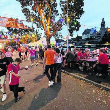 Schlagerwahnsinn wird gratis - Fröhliche und gemütliche Sommerstunden am Reussufer vor Bremgarten bei Musik und ganz viel Kulinarik – dafür steht das Reussfoodfestival Ende Juni auch weiterhin.