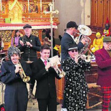 Viele Narren in der Kirche - Verkleidete Ministranten und die Kleinformation Blächreiz, die für Unterhaltung sorgt – der Fasnachtsgottesdienst war wieder ein Erfolg. Bild: zg