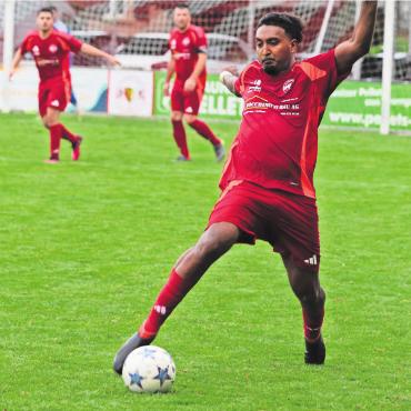 Hoffnung ist vorhanden - Kavilash Arultharan ist einer der wenigen Spieler, die bei Bremgarten geblieben sind. Gegen Baden erzielt er ein Traumtor. Bremgarten verpasst den Punktgewinn trotzdem knapp. Bild: Josip Lasic