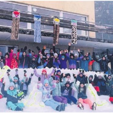 Pistenspass zum Jubiläum - Schneespass mit Krokodil: Die Primarschülerinnen und -schüler aus Oberlunkhofen und Islisberg im Skilager. Bild: zg: