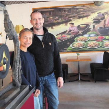 Exotische Düfte inklusive - Das Ehepaar Rinrada und David Engert freut sich darauf, seine Gäste im neu gestalteten Restaurant verwöhnen zu dürfen. Bild: chh