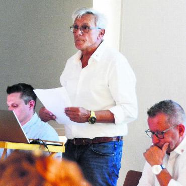 Eine harte Landung - Sie konnten die Stimmbürger nicht von ihrem Vorschlag überzeugen, von links: Gemeindeschreiber Lukas Isler, Gemeindeammann Gian Carlo Silvestri und Vizeammann Thomas Berger. Bild: Annemarie Keusch