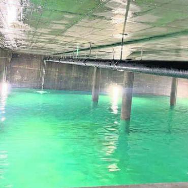 Immer mehr Solarstrom - Investition in die Zukunft: Die neu gebaute Kammer 3 des Reservoirs Bergmättli konnte im Februar gefüllt werden und fasst 2 Millionen Liter Wasser.