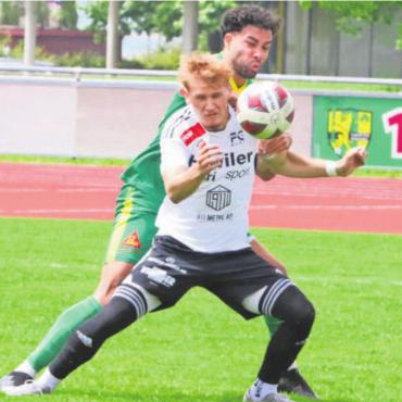Erster Schritt in neue Saison - Gastgeber Mutschellen (Leonardo Nascimento, hinten) und der FC Muri (Tom Singenberger) spielten 0:0-unentschieden gegeneinander.