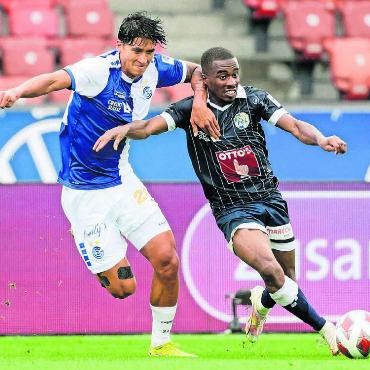 Kempters Knie-Odyssee - Michael Kempter (links) im Zweikampf gegen Luzerns Teddy Okou. Das Spiel gegen die Innerschweizer war erst das sechste für den Freiämter im Trikot des Grasshopper-Club Zürich. Und das vorerst letzte. Gegen Luzern hat er sich verletzt. Bild: Freshfocus