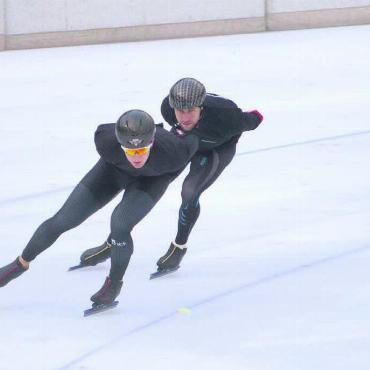 Vom Puckjäger zum Eisflitzer - Nico Berger (links) beim Eistraining mit dem ehemaligen Longtrack-Profi Christian Oberbichler. Auch der Sarmenstorfer will sich in erster Linie auf die Longtrack-Disziplin fokussieren. Er wird diese Saison aber auch drei Shorttrack-Wettkämpfe bestreiten. Bilder: zg