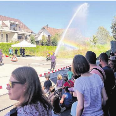 Lieber einmal zu viel - Regenbogen inklusive: Gespannt verfolgten rund 200 Zuschauer die diesjährige Hauptübung der Feuerwehr. Bilder: Britta Müller