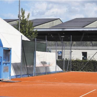 Weniger vom Wetter abhängig - Die Tennisplätze sollen saniert werden, jene unter der Traglufthalle ganz erneuert. Bild: Monica Rast