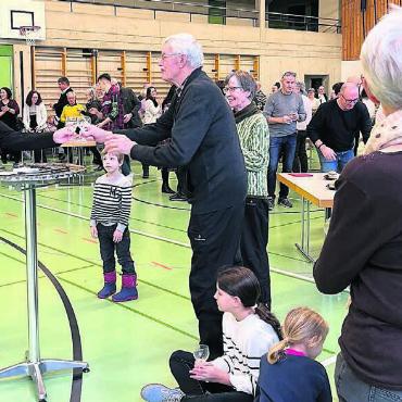Bewusst den Schaltjahrtag geniessen - Gemeinsam stiessen die Gemeindevertreter (links Ammann Mäni Baur) mit den Sarmenstorfern auf das neue Jahr an. Bild: mub
