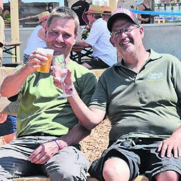 Fantastisch gefeiert - Ein Prost auf das Fäscht: OK-Mitglieder Albert Karli (links) und Marcel Hottinger.