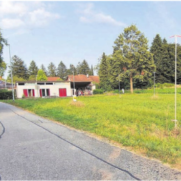 Pünktlicher Bezug gefährdet? - Die Situation rund um den geplanten Doppelkindergarten Farn mit einer unbefriedigenden Erschliessung: Hier sollte in einem Jahr das neue Gebäude stehen. Bild: zg