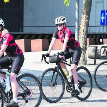 Freude und Respekt fahren mit - Voller Zuversicht auf die lange Tour: Start zur ersten Etappe, die nach Mols am Walensee führte.