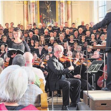 Hörgenuss vom Feinsten - Unter der Leitung von Beat Wälti präsentieren rund 170 Sänger und 40 Musiker ein geistliches Werk von Giuseppe Verdi. Bild: mo