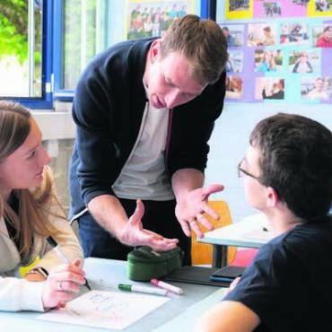 Als Filmemacher brilliert - So könnte man es anpacken: Klassenlehrer und Projektleiter Denis Ganath erklärt den Schülerinnen und Schülern ihre Aufgabe.