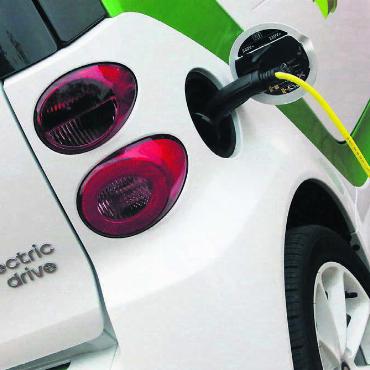 Gewicht und Leistung massgebend - Der Gewicht- und Leistungs-«Nachteil» von effizienten und klimaschonenden Antriebstechnologien wird kompensiert, darüber hinaus dürfen Besitzer von E-Autos bei der Steuer-Bemessung nicht mit Förderung rechnen. Bild: Tim Reckmann / pixelio.de