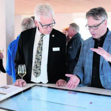 Weil der Dialog wichtig ist - Der Bremgarter Stadtammann Raymond Tellenbach (links) lässt sich von Matthias Schmid von Swissgrid am interaktiven Monitor das Projekt erklären.