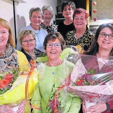 Ganz viele Ehrungen - Gleich neun langjährige Mitglieder konnten ein Jubiläum feiern. Vorne von links: Lisa Romanelli, Annemarie Wiederkehr, Trudi Luzio, Michela Paolozzi. Hinten von links: Helen Isler, Adele Koch, Yvonne Maurer, Käthi Röthlisberger. Es fehlt Lilli Lochinger. Bild: zg