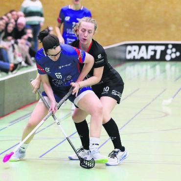 Das letzte Hindernis - Bremgartens Fiona Alfeld (rechts) attackiert eine Reinach-Spielerin. Die nächsten Gegnerinnen, die sich vor den Freiämterinnen in Acht nehmen müssen, gehören zum NLB-Team Zulgtal Eagles. Bild: Archiv/jl