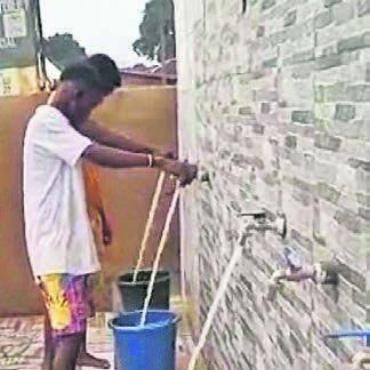 Reusstal in Nigeria - Die Wasserstation mit sechs Hähnen steht der Bevölkerung kostenlos zur Verfügung.