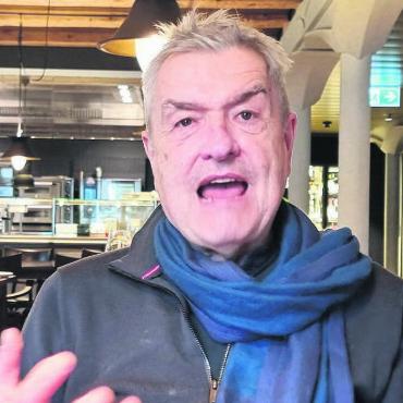 Einem Nerv der Zeit nachspüren - Wenn Walter Küng über das Stück und die Arbeit mit den Theaterleuten spricht, sieht man, wie er dies lebt. Bild: Verena Anna Wigger