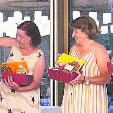 Schulbetrieb wie eine Sinfonie - Die Jubilarinnen ziehen die Glückslose. 30 Jahre Einsatz für die Schule (v. l.): Ariane Gregor (Gemeinderätin), Beatrice Jenny (Oberstufe Bünzmatt), Irene Koch (Kindergarten) und Verena Thüring (Heilpädagogische Schule). Bilder: Britta Müller