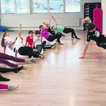 Neue Bekanntschaften inklusive - Hip-Hop und Breaken im «Tanzlade» kommen bei den Kids immer gut an.