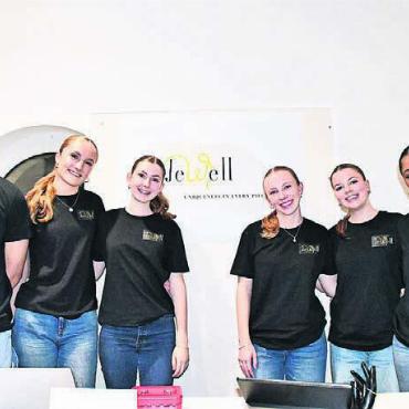 Innovation mal vier - Modischer und handgemachter Schmuck ist das Produkt von JeWell (von links): Maximilian Blum (CTO und CMO), Noa Dubler (CAO), Michelle Tschumi (CFO), Lucie Dürr (CPO), Juliette Galizia (CMO), Sophie Srirangan (CEO).