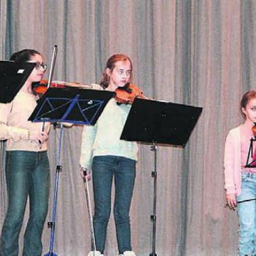 Mit Vertrauen und Zuversicht - Das Streicherensemble der Musikschule Mutschellen begleitete den Neujahrsapéro musikalisch. Bilder: sab