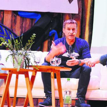 8910 Meter dazwischen - Diese drei sorgten für beste Unterhaltung, von links: Freitaucherin Julia Tobler, Bergsteiger Bruno Hufschmid und Moderator Adrian Krebs. Bild: Annemarie Keusch